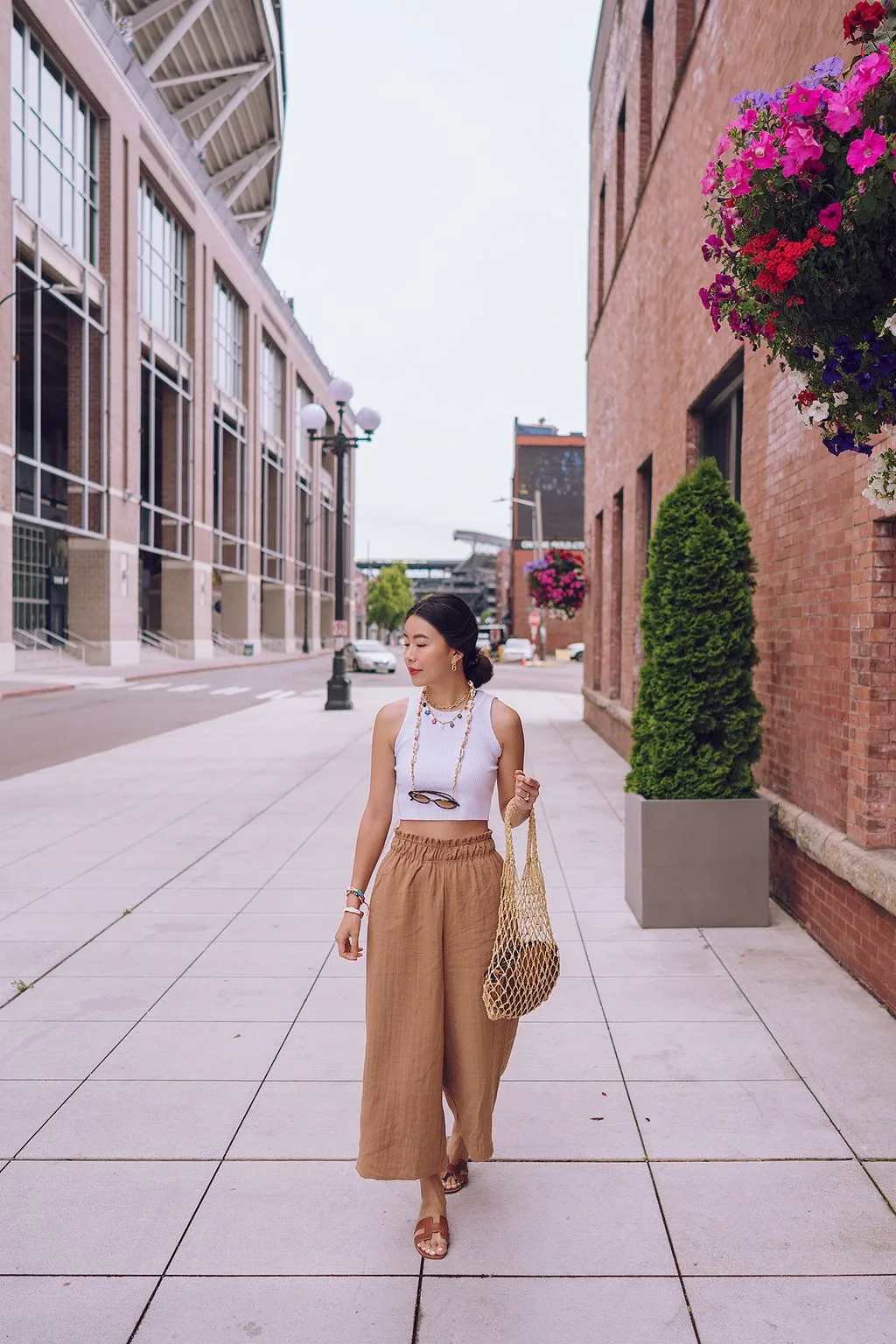 Pantaloni chiari e un look rilassato da mettere in valigia