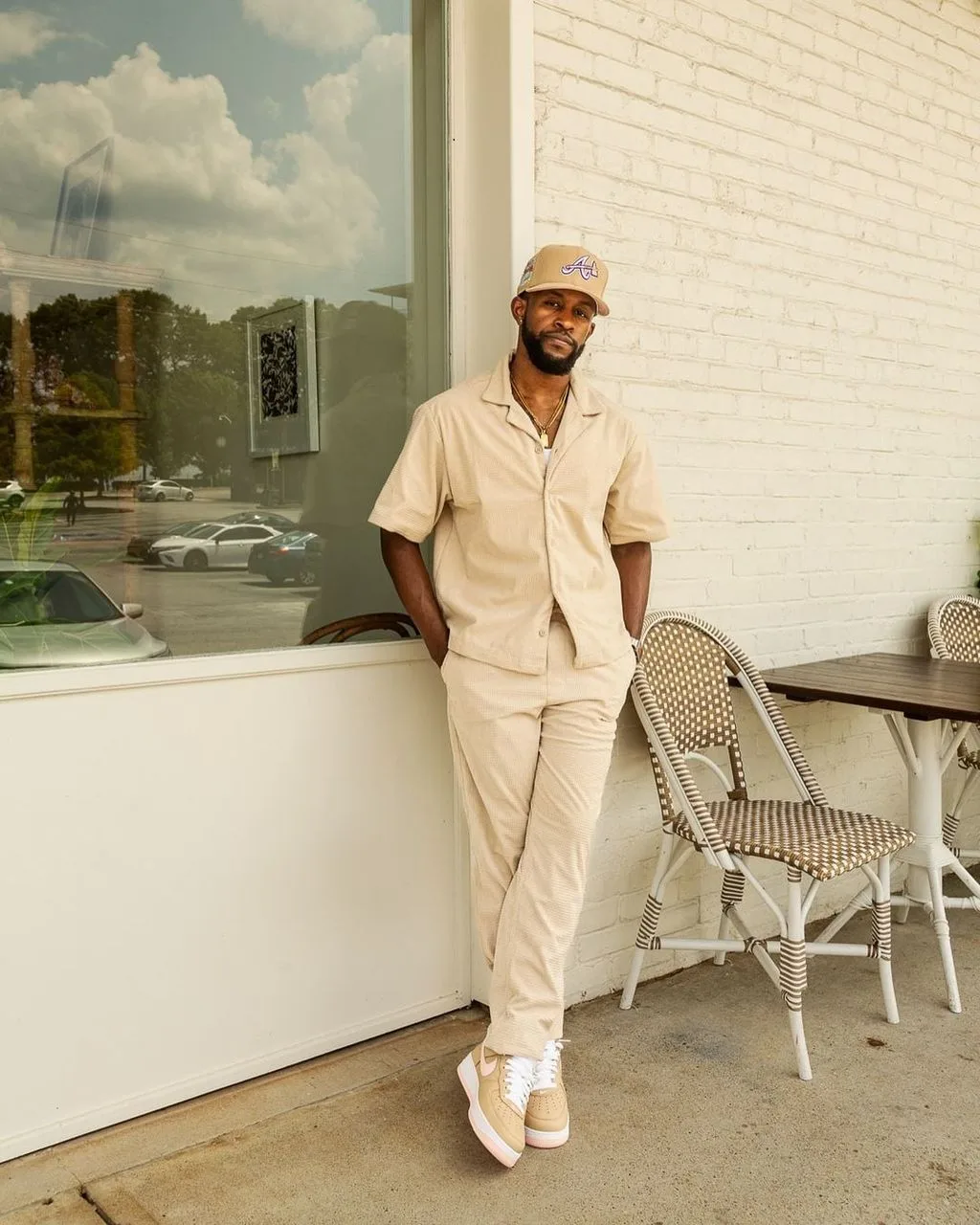 Look uomo con camicia e pantaloni color burro, all’aperto