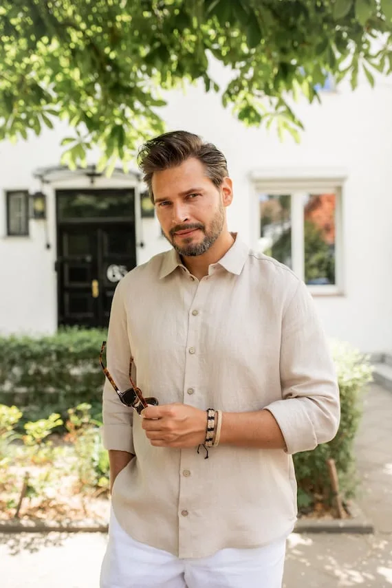 Un look estivo in lino — immagine di riferimento della selezione, non dello staff Noir